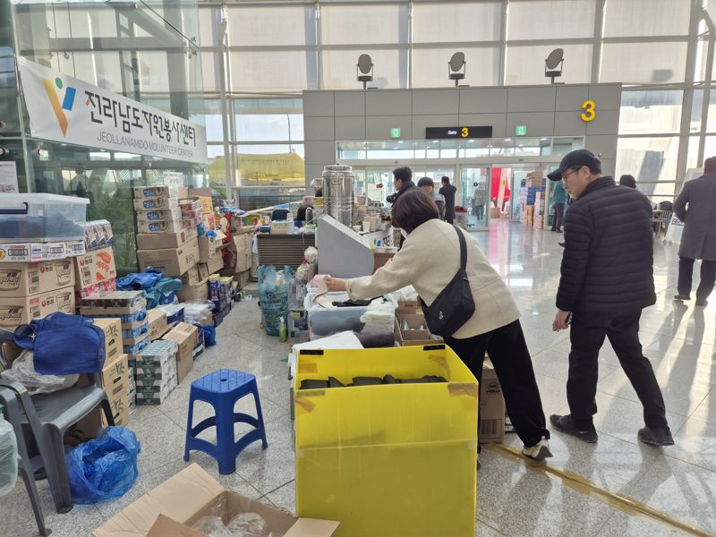 무안국제공항에서 구호물품을 나눠주는 구호단체 부스. /사진=최은솔 기자