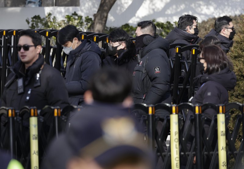 [서울=뉴시스] 최동준 기자 = 고위공직자범죄수사처(공수처)가 윤석열 대통령 체포영장 집행을 중지한 3일 오후 공수처 관계자들과 경찰이 서울 용산구 대통령 관저에서 철수하고 있다. 2025.01.03. photocdj@newsis.com <저작권자ⓒ 공감언론 뉴시스통신사. 무단전재-재배포 금지.> /사진=뉴시스화상