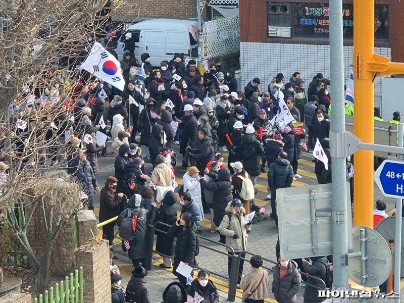 3일 오후 서울 용산구 한남초등학교 앞에서 공수처의 대통령 관저 철수 소식을 듣자 보수 지지자들이 환호하고 있다. 사진=최승한 기자