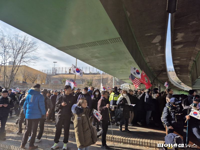 3일 오후 서울 용산구 블루스퀘어 앞에서 공수처의 대통령 관저 철수 소식을 들은 보수 지지자들이 환호하고 있다. 사진=김동규 기자