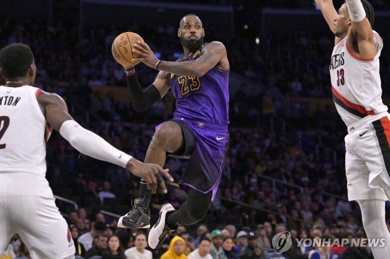 패스하는 르브론 제임스(가운데) (출처=연합뉴스)