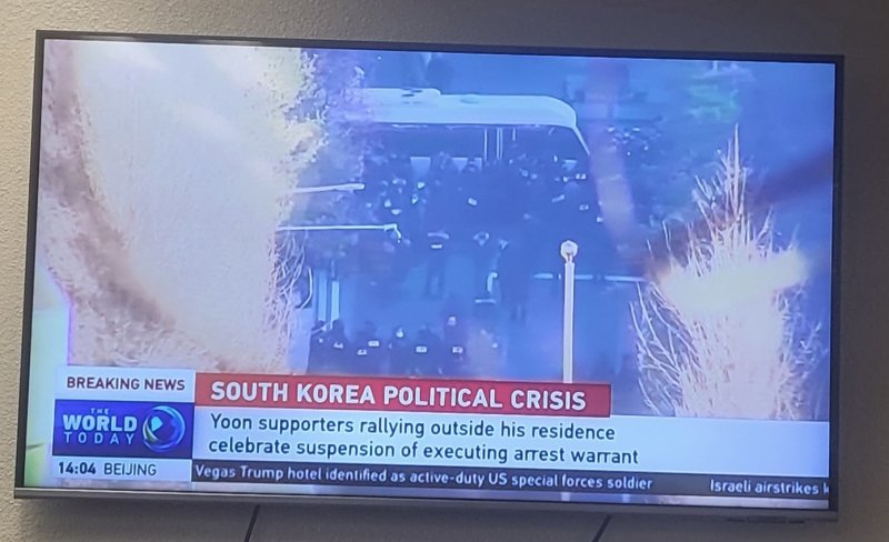 중국 국영 CCTV가 3일(한국시간) 윤석열 대통령 지지자들이 윤 대통령의 체포영장 집행 중지를 축하하고 있다고 보도하고 있다. 2025.1.3/뉴스1 ⓒ News1 김지완 기자