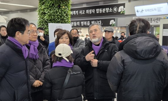 ‘참사 아픔 공유’ 이태원 유가족 무안공항 분향소 찾아..."연대·공감이 치유의 한 부분"