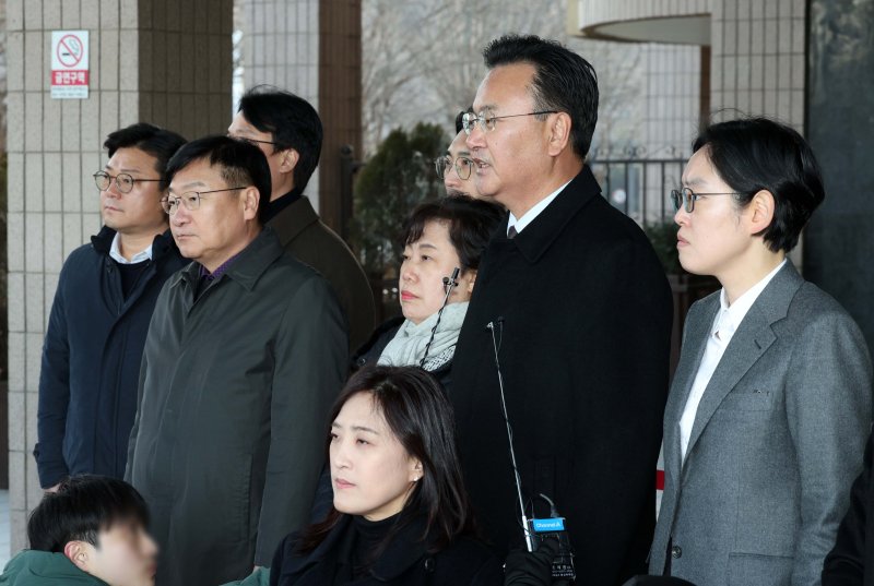 [과천=뉴시스] 고범준 기자 = 국민의힘 비상대책위원 및 법사위원 등이 3일 오후 경기 과천시 정부과천청사 내 민원동 앞에서 윤석열 대통령에 대한 체포·수색 영장 발부를 규탄하며 공수처에 항의 방문을 하고 있다. 발언자는 유상범 국민의힘 법제사법위원회 간사. 2025.01.03. bjko@newsis.com