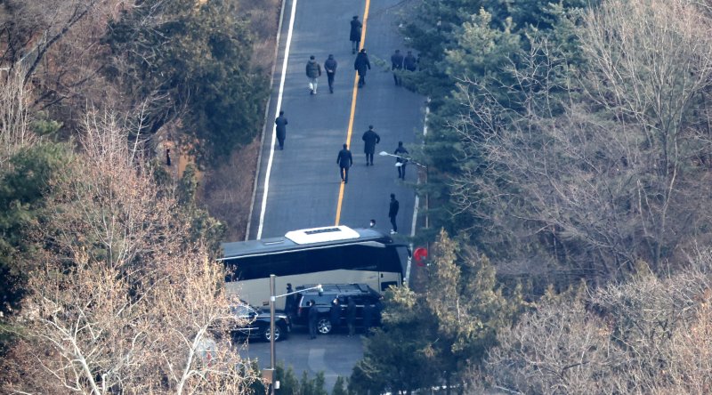 공수처의 윤석열 대통령에 대한 체포영장 집행이 이뤄진 3일 오후 서울 용산구 한남동 대통령 관저에서 관계자들이 이동하고 있다. 2025.01.02. /사진=뉴시스