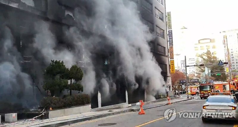 분당 건물 화재 합동감식…″배기덕트 타고 확산 추정″