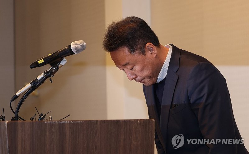 고개 숙인 송경호 제주항공 경영지원본부장 (출처=연합뉴스)