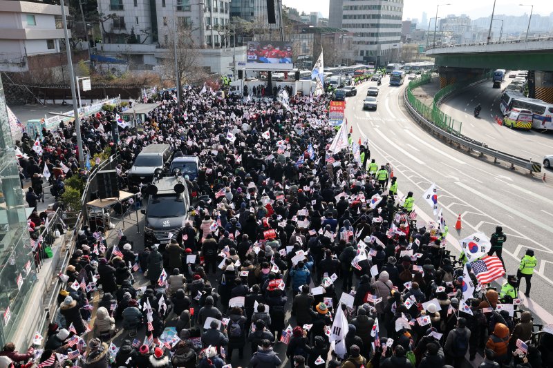공수처가 윤석열 대통령에 대한 체포영장 집행에 나선 3일 서울 용산구 한남동 대통령 관저 주변에 보수단체 회원과 윤석열 대통령 지지자들이 집결해 있다. 2025.1.3/뉴스1 ⓒ News1 박세연 기자