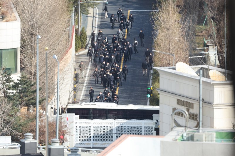 3일 오후 서울 용산구 한남동 대통령 관저에서 고위공직자범죄수사처(공수처) 수사관들이 윤석열 대통령 체포영장 집행을 중지하자 경찰이 관저를 이동하고 있다. 2025.1.3/뉴스1 ⓒ News1 신웅수 기자