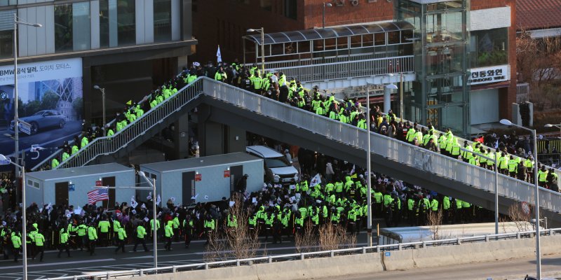 고위공직자범죄수사처가 윤석열 대통령의 체포영장 집행에 나선 3일 서울 용산구 한남동 대통령 관저 인근이 지지자들과 경찰로 북적이고 있다. 2025.1.3/뉴스1 ⓒ News1 송원영 기자