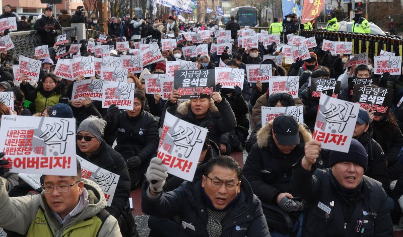 [서울=뉴시스] 추상철 기자 = 공수처가 윤석열 대통령에 대한 체포영장 집행을 시도 했다가 중지된 지난 3일 오후 서울 용산구 한남동 대통령 관저 인근에서 민주노총이 '윤석열 체포 확대간부 결의대회 및 총력 집회'를 하고 있다. 2025.01.03. scchoo@newsis.com