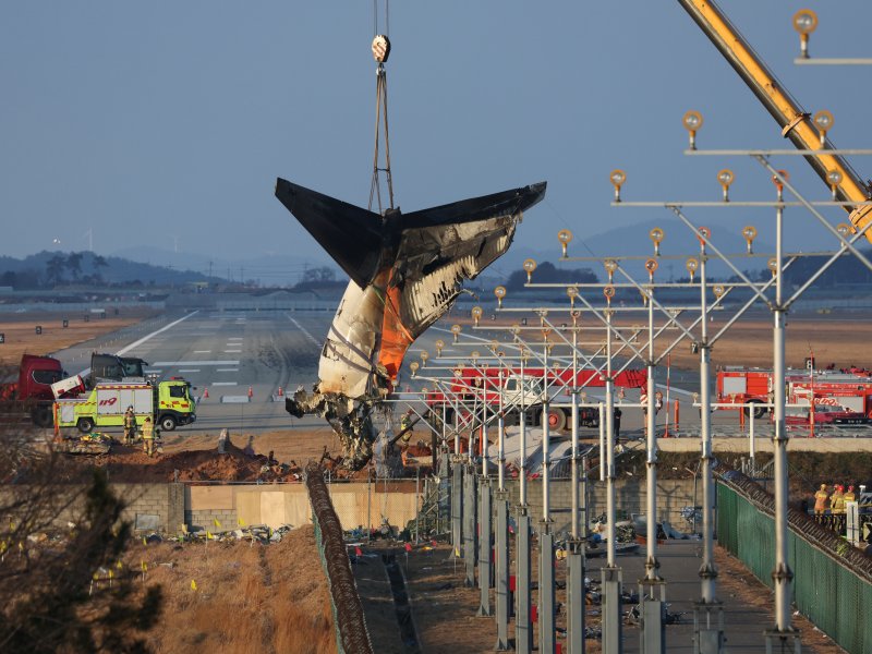 제주항공 여객기 참사 엿새째인 3일 오후 전남 무안국제공항 참사 현장에서 사고 기체의 꼬리 부분이 타워크레인에 의해 인양되고 있다. 2025.1.3/뉴스1 ⓒ News1 오대일 기자