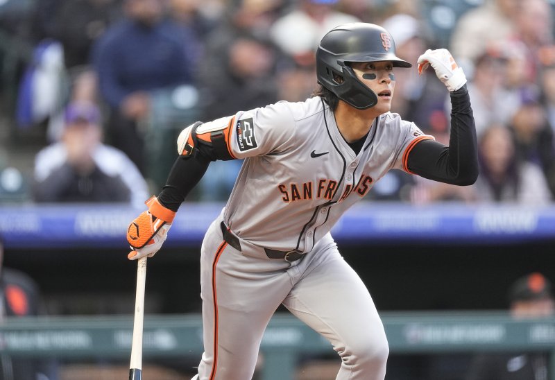 [덴버=AP/뉴시스] 샌프란시스코 자이언츠의 이정후가 8일(현지시각) 미 콜로라도주 덴버의 쿠어스 필드에서 열린 2024 메이저리그(MLB) 콜로라도 로키스와의 경기 2회 초 1타점 적시 2루타를 친 후 타구를 바라보고 있다. 이정후는 팀이 7-3으로 앞선 6회 현재 3타수 1안타 1타점 1득점을 기록하고 있다. 2024.05.09.