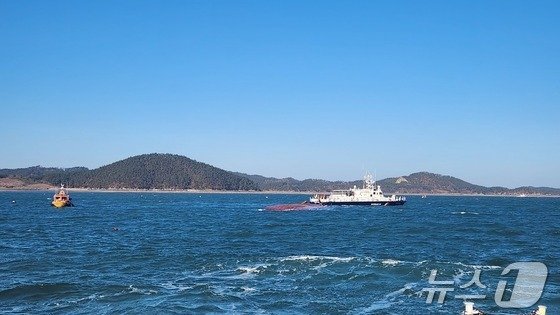 서해호 전복 사고로 실종된 선원을 수색 중인 해경 함정. (태안해경 제공) / 뉴스1