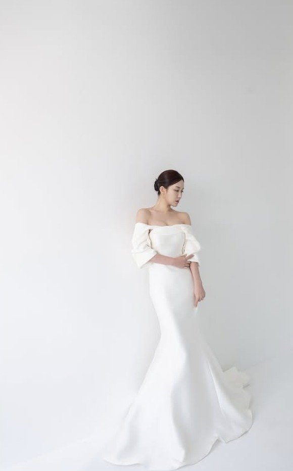 '돌싱' 이소라, 웨딩화보 공개 "경력자라 잘 찍는 듯?" [N샷]