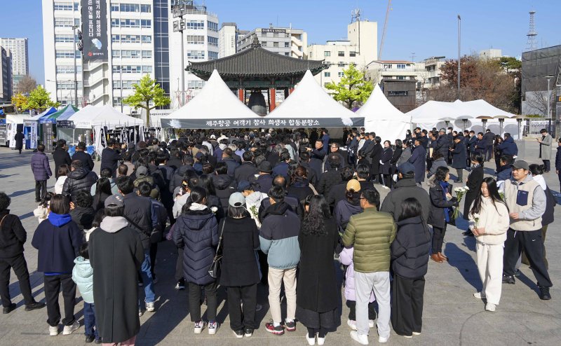 2일 오전 동구 5·18민주광장에 마련된 제주항공 여객기 참사 합동분향소를 찾은 시민들의 조문 행렬이 이어지고 있다.(광주시 제공)2025.1.2/뉴스1 ⓒ News1 박준배 기자