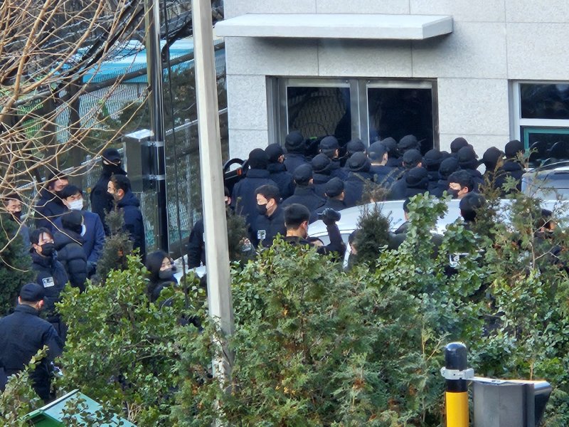 이대환 고위공직자범죄수사처(공수처) 부장검사 등 공수처 수사관들이 3일 오전 8시 30분 경 서울 용산구 한남동 대통령 관저 검문소에 진입해 윤석열 대통령에 대한 체포영장을 집행하려 하자 육군 수도방위사령부 55경비단 병력이 수사관들을 둘러싸 저지하고 있다. 2024.1.3/뉴스1 ⓒ News1 장시온 기자