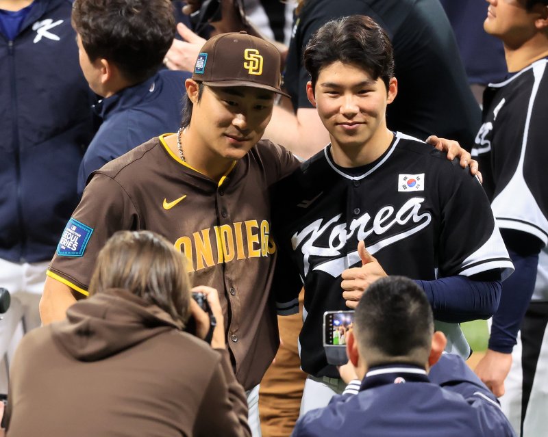 17일 서울 고척스카이돔에서 열린 팀코리아와 샌디에이고(SD) 파드리스의 미국프로야구(MLB) 서울시리즈 연습경기가 마친 뒤 샌디에이고 파드리스 김하성과 팀 코리아 김혜성(오른쪽)이 기념 촬영을 하고 있다. 뉴스1