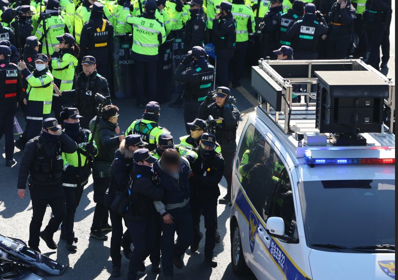 무전기 빼앗아 경찰에 던진 민주노총 조합원, 첫 공판서 혐의 인정