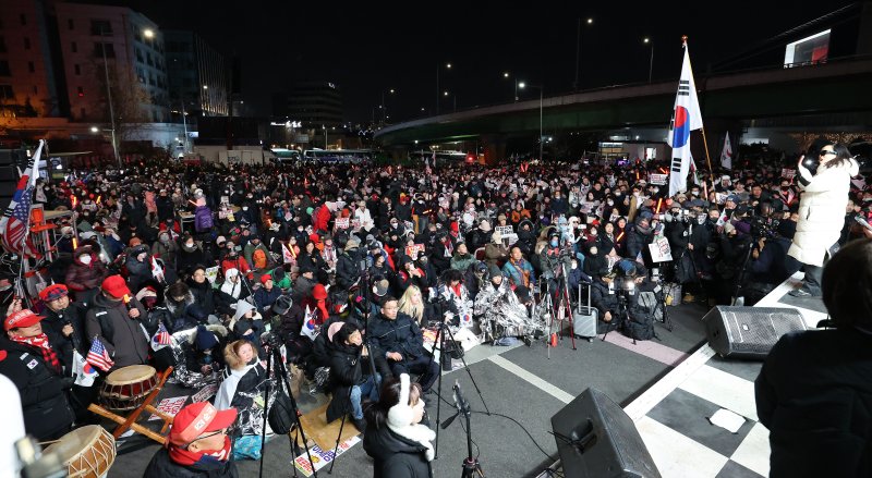 4일 서울 용산구 대통령 관저 인근에서 윤석열 대통령 체포·탄핵 반대 집회가 열리고 있다. /사진=뉴스1화상