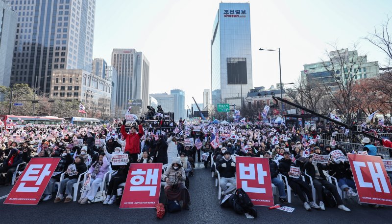 4일 오후 서울 광화문 일대에서 열린 대한민국바로세우기국민운동본부 주최 '윤석열 대통령 탄핵반대 국민대회'에서 참가자들이 구호를 외치고 있다. 2025.1.4/뉴스1 ⓒ News1 김도우 기자