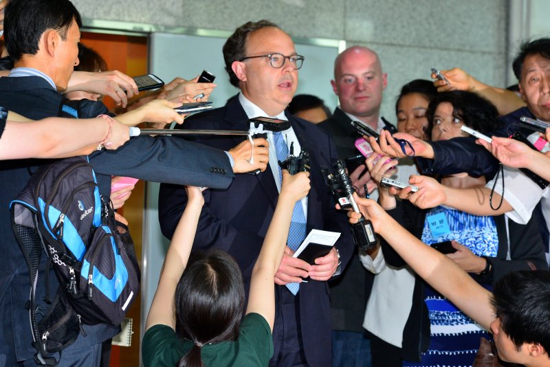 [서울=뉴시스]2015년 7월27일 시드니 사일러 당시 미국 국무부 6자회담 특사가 서울 종로구 외교부 청사에서 김건 당시 외교부 북핵외교기획단장과 면담을 마친 뒤 기자들의 질문에 답하는 모습. 2025.01.05.