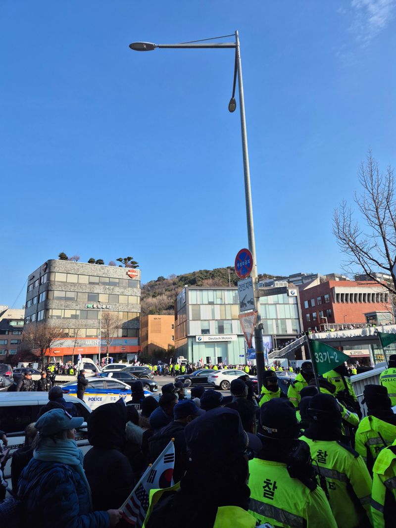 대통령 관저가 있는 서울 용산구 한남동 일대에서 연일 대규모 집회가 열리고 있는 가운데, 지난 3일 교통 통제가 이어지고 있는 모습. 사진=전민경 기자