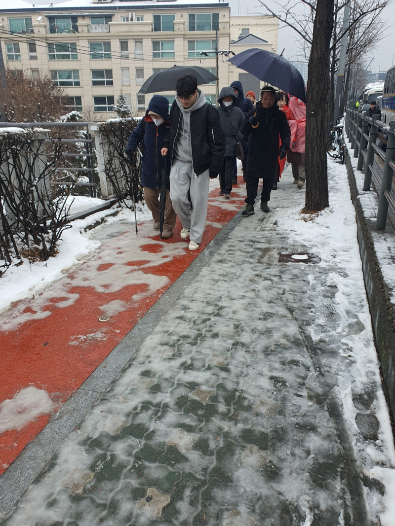 [르포]"눈 와도 공수처 올 수 있다" 대설특보에도 관저 지킨 보수지지자[종합]