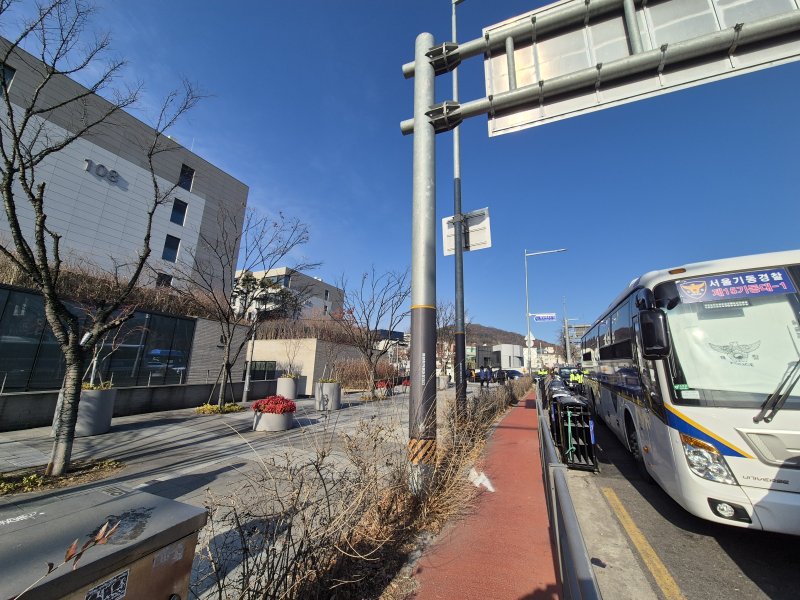 지난 3일 서울 용산구 한남동에 위치한 고가 아파트 '나인원한남' 앞 대로에 경찰 차량이 줄지어 있다. 인근에서는 대통령 체포 관련 집회가 열리는 중이다. 사진=전민경 기자