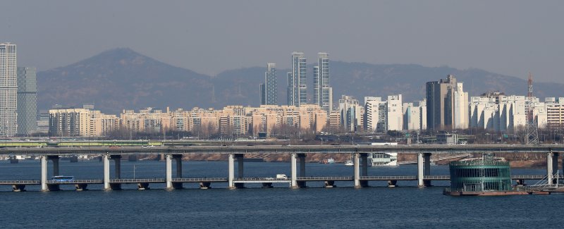 한강변 아파트 단지 모습. 뉴시스 자료사진.