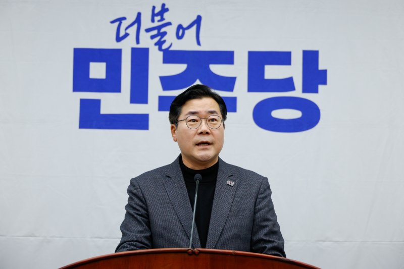 박찬대 더불어민주당 원내대표가 5일 오후 서울 여의도 국회에서 열린 비상의원총회에 참석해 모두 발언하고 있다. 2025.1.5/뉴스1 ⓒ News1 안은나 기자