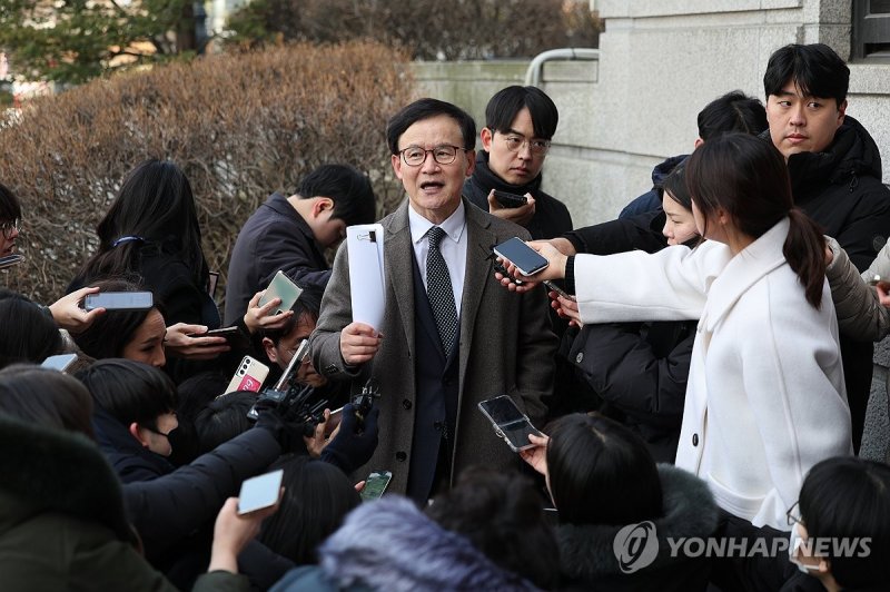 취재진 질문 답하는 배진한 변호사 (출처=연합뉴스)