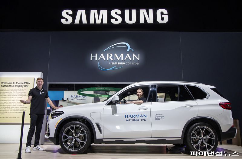 CES 2025가 열리는 미국 라스베이거스 컨벤션 센터에 위치한 삼성전자 전시관에서 삼성전자 모델이 하만 전장을 소개하고 있다. 삼성전자 제공