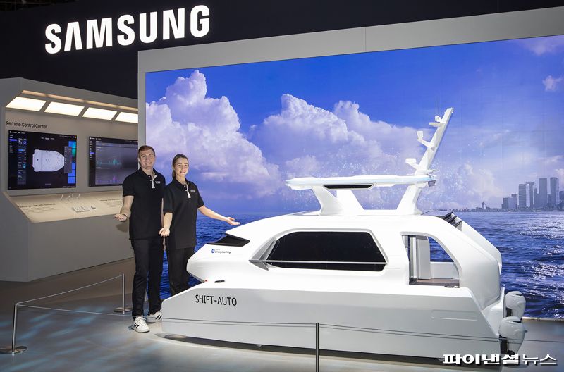 CES 2025가 열리는 미국 라스베이거스 컨벤션 센터에 위치한 삼성전자 전시관에서 삼성전자 모델이 스마트싱스를 사용한 '자율 항해 선박(Shift-Auto)'을 소개하고 있다. 삼성전자 제공