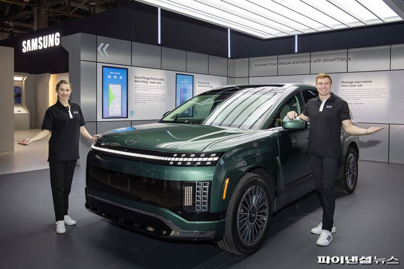 CES 2025가 열리는 미국 라스베이거스 컨벤션 센터에 위치한 삼성전자 전시관에서 삼성전자 모델이 스마트싱스와 현대자동차의 차별화된 연결 경험을 소개하고 있다. 삼성전자 제공