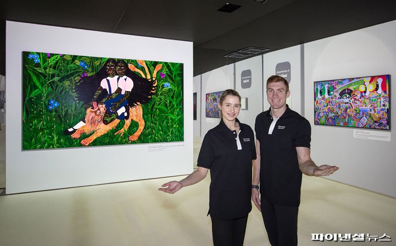 CES 2025가 열리는 미국 라스베이거스 컨벤션 센터에 위치한 삼성전자 전시관에서 삼성전자 모델이 '새로운 경험을 보여주는 집'의 아트 경험을 소개하고 있다. 삼성전자 제공