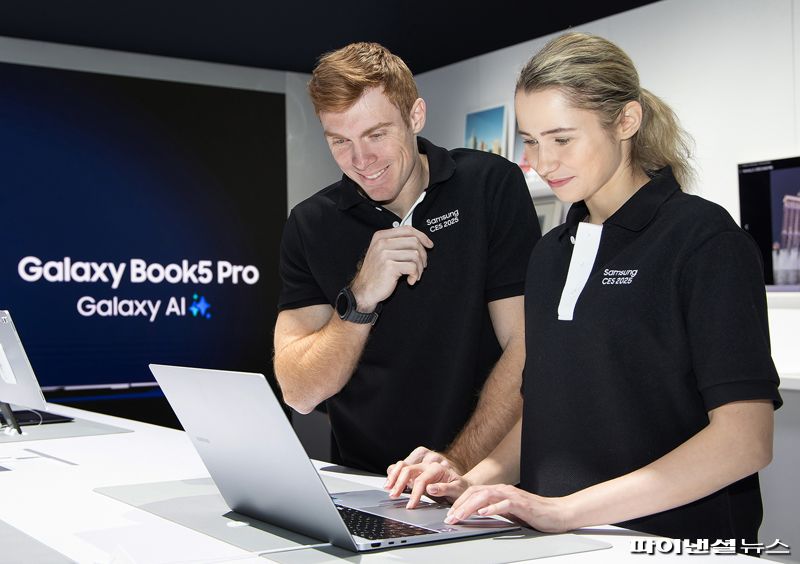 CES 2025가 열리는 미국 라스베이거스 컨벤션 센터에 위치한 삼성전자 전시관에서 삼성전자 모델이 '생산성을 높여주는 집'의 갤럭시 북5 시리즈를 소개하고 있다. 삼성전자 제공