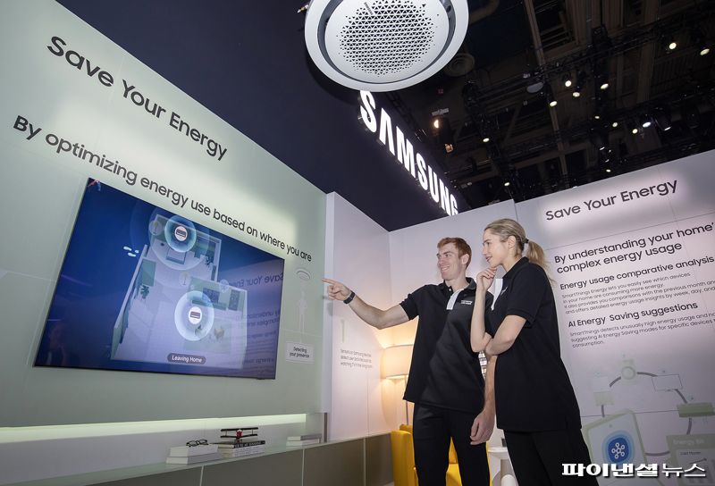 CES 2025가 열리는 미국 라스베이거스 컨벤션 센터에 위치한 삼성전자 전시관에서 삼성전자 모델이 '효율적인 집'의 에너지 절감 솔루션을 소개하고 있다. 삼성전자 제공