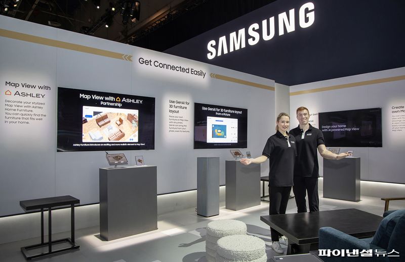 CES 2025가 열리는 미국 라스베이거스 컨벤션 센터에 위치한 삼성전자 전시관에서 삼성전자 모델이 한층 개인화된 경험을 제공하는 맵 뷰를 소개하고 있다. 삼성전자 제공