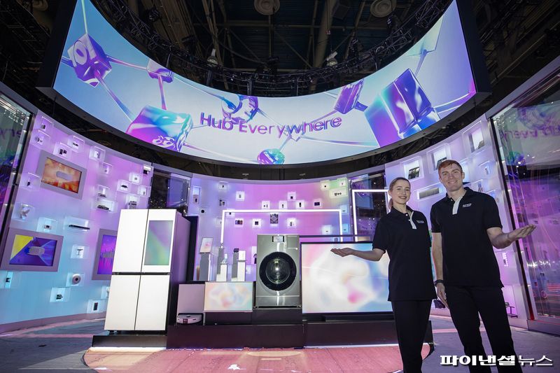 CES 2025가 열리는 미국 라스베이거스 컨벤션 센터에 위치한 삼성전자 전시관에서 삼성전자 모델이 스마트싱스 하이라이트존을 소개하고 있다. 삼성전자 제공