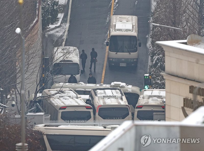 버스로 막힌 대통령 관저 입구 (출처=연합뉴스)