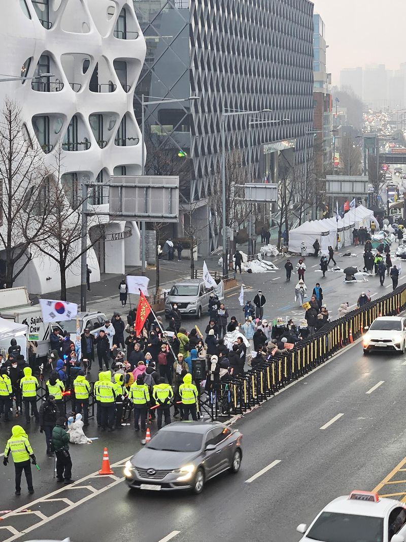 6일 오전 서울 용산구 한남동 이탈리아 대사관 앞 도로에서 윤 대통령 체포 촉구 집회 참여자들이 깃발을 흔들고 있다. /사진=배한글 기자