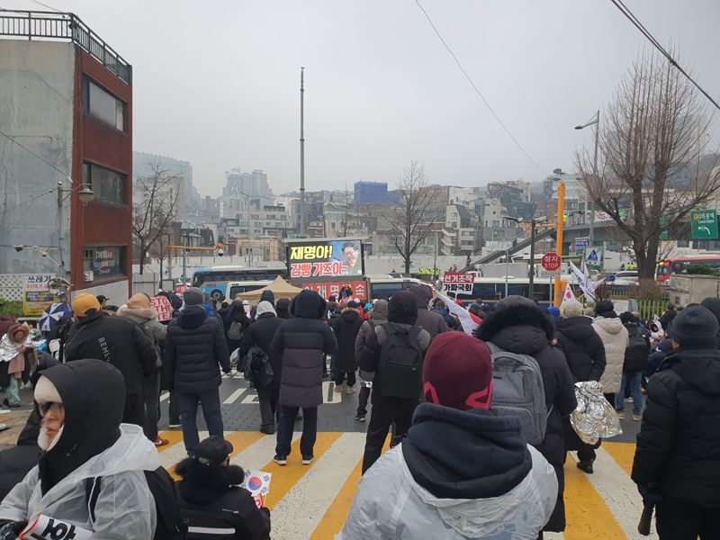 6일 오전 서울 용산구 한남동 한남초등학교 앞 보수단체 집회에서 '이재명 구속'을 연호하고 있다./사진-최승한 기자