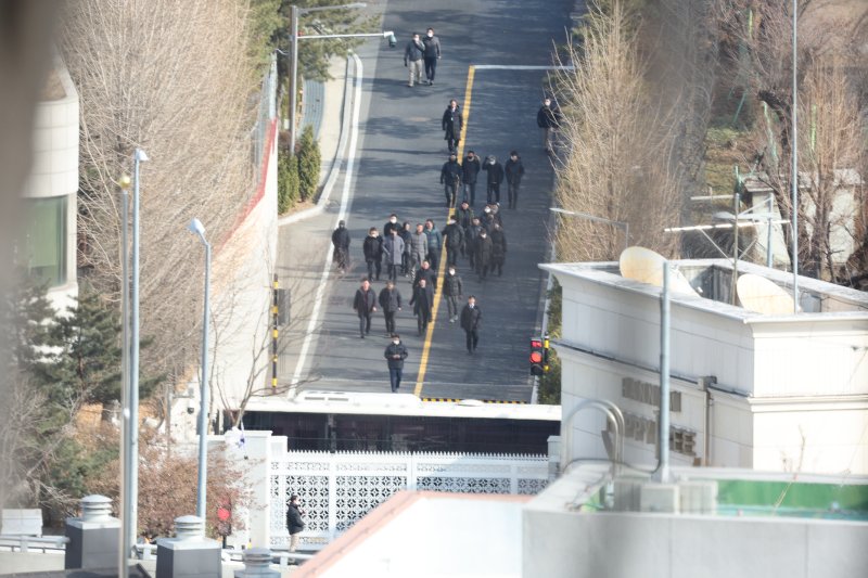 윤석열 대통령에 대한 체포 영장을 집행하던 고위공직자범죄수사처가 3일 서울 용산구 한남동 대통령 관저 경내에서 안전상 이유로 집행을 중지하고 돌아서고 있다. 2025.1.3/뉴스1 ⓒ News1 신웅수 기자