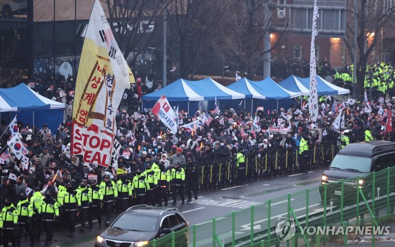 관저 앞 구호 외치는 윤석열 대통령 지지자들 (출처=연합뉴스)