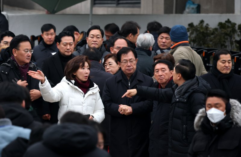 윤석열 대통령 체포영장 유효기간 마지막날인 6일 서울 용산구 윤석열 대통령 관저 앞에서 국민의힘 나경원 의원과 김기현 의원이 논의를 하고 있다. 2025.1.6/뉴스1