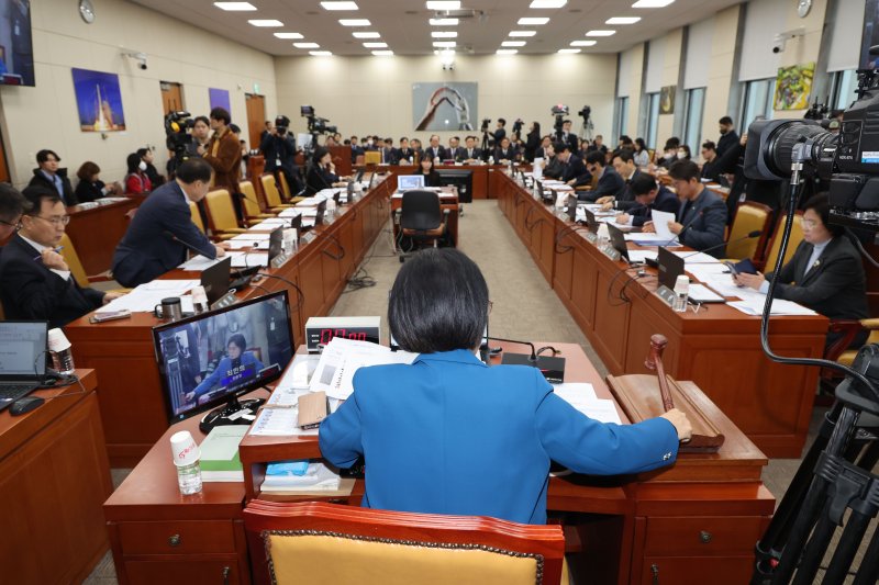 6일 서울 여의도 국회에서 열린 과학기술정보방송통신위원회 전체회의에서 최민희 과방위원장이 의사봉을 두드리고 있다. 뉴시스