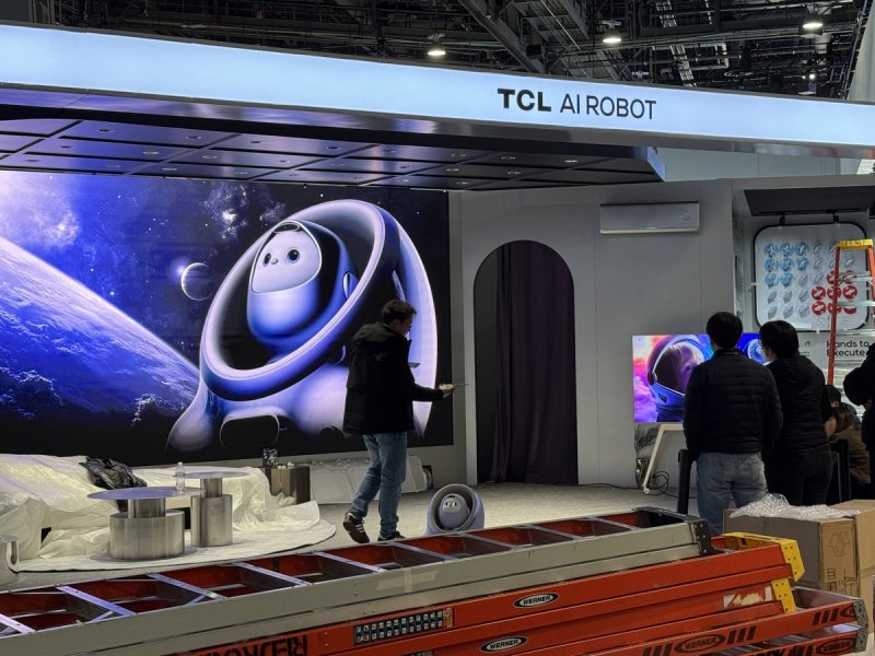 CES 개막 전 AI 로봇을 시연 중인 TCL 관계자 (출처=연합뉴스)