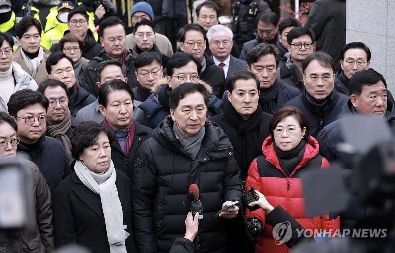 김기현 국민의힘 의원이 6일 오전 서울 용산구 한남동 대통령 관저 앞에서 윤석열 대통령에 대한 체포영장 집행을 저지하기 위해 모인 의원들을 대표해 발언하고 있다. /사진=연합뉴스