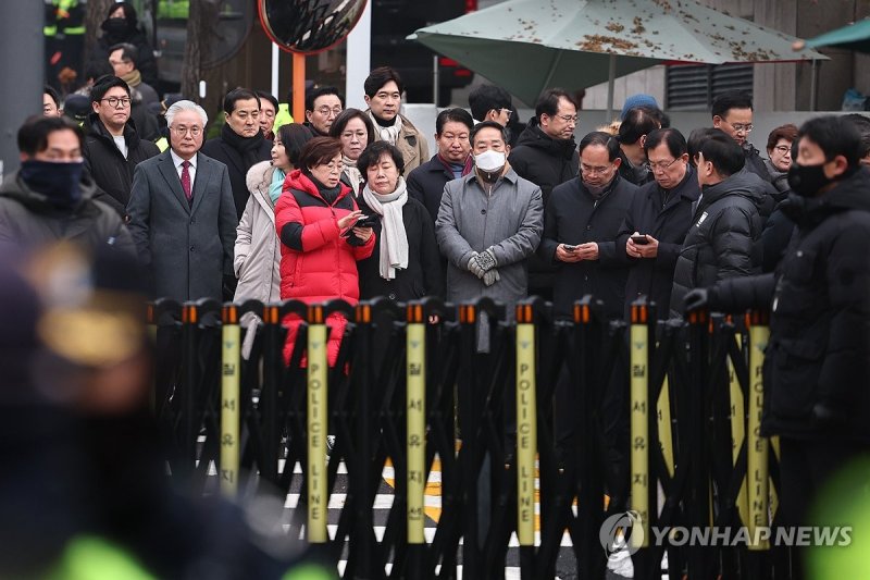 국민의힘 의원들이 6일 오전 서울 용산구 한남동 대통령 관저 앞에 윤석열 대통령에 대한 체포영장 집행을 막기 위해 결집해 있다. /사진=연합뉴스